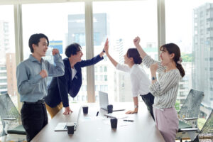 ハイタッチする人たち